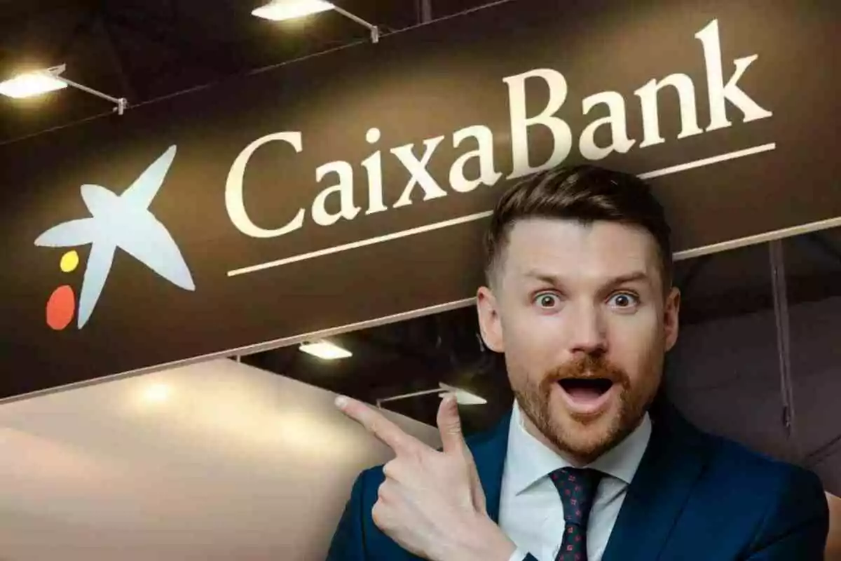 Un home amb expressió sorpresa assenyala un cartell de CaixaBank.