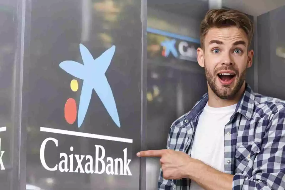 Un home amb camisa de quadres assenyala sorprès el logotip de CaixaBank en una finestra.