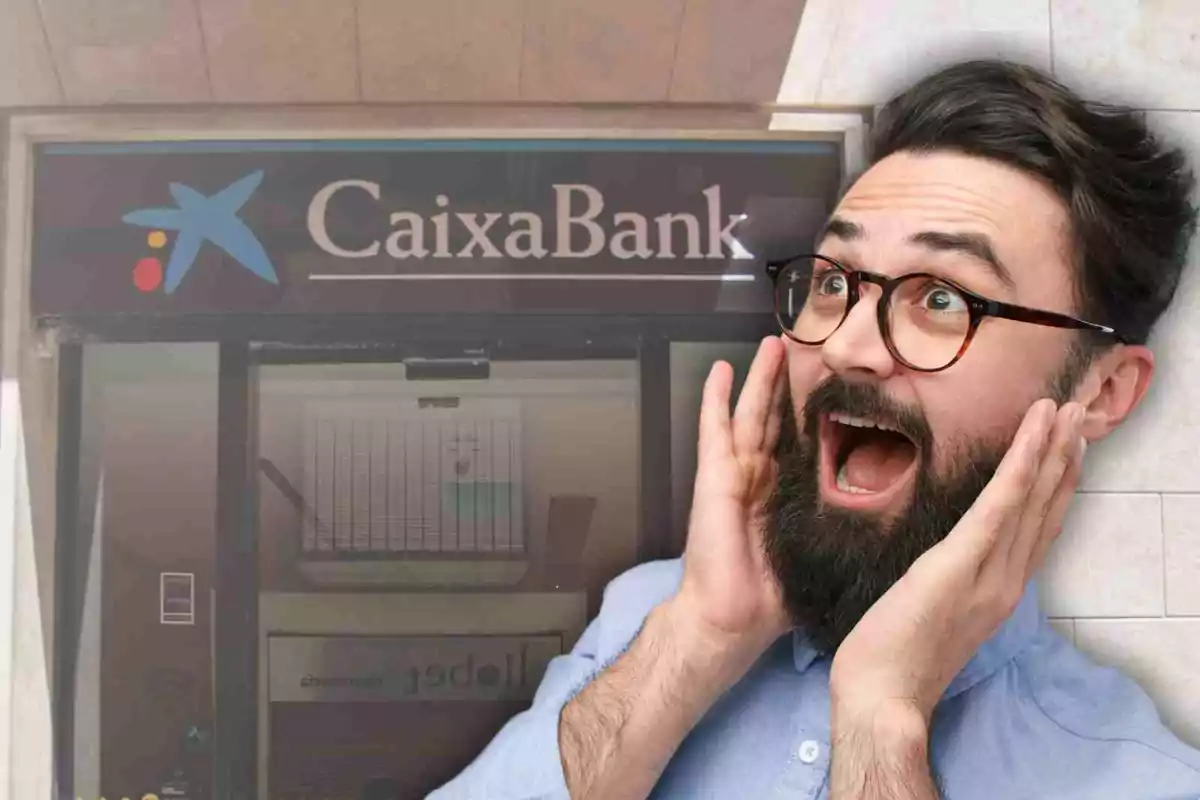 Un home amb expressió de sorpresa davant d'un caixer automàtic de CaixaBank.