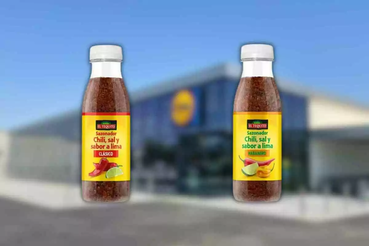 Dues ampolles de condiment de chili, sal i gust de llima de la marca El Tequito, una varietat clàssica i una altra habanero, amb un edifici desenfocat al fons. Dues ampolles de condiment de chili, sal i gust de llima de la marca El Tequito, una varietat clàssica i una altra habanero, amb un edifici desenfocat al fons.