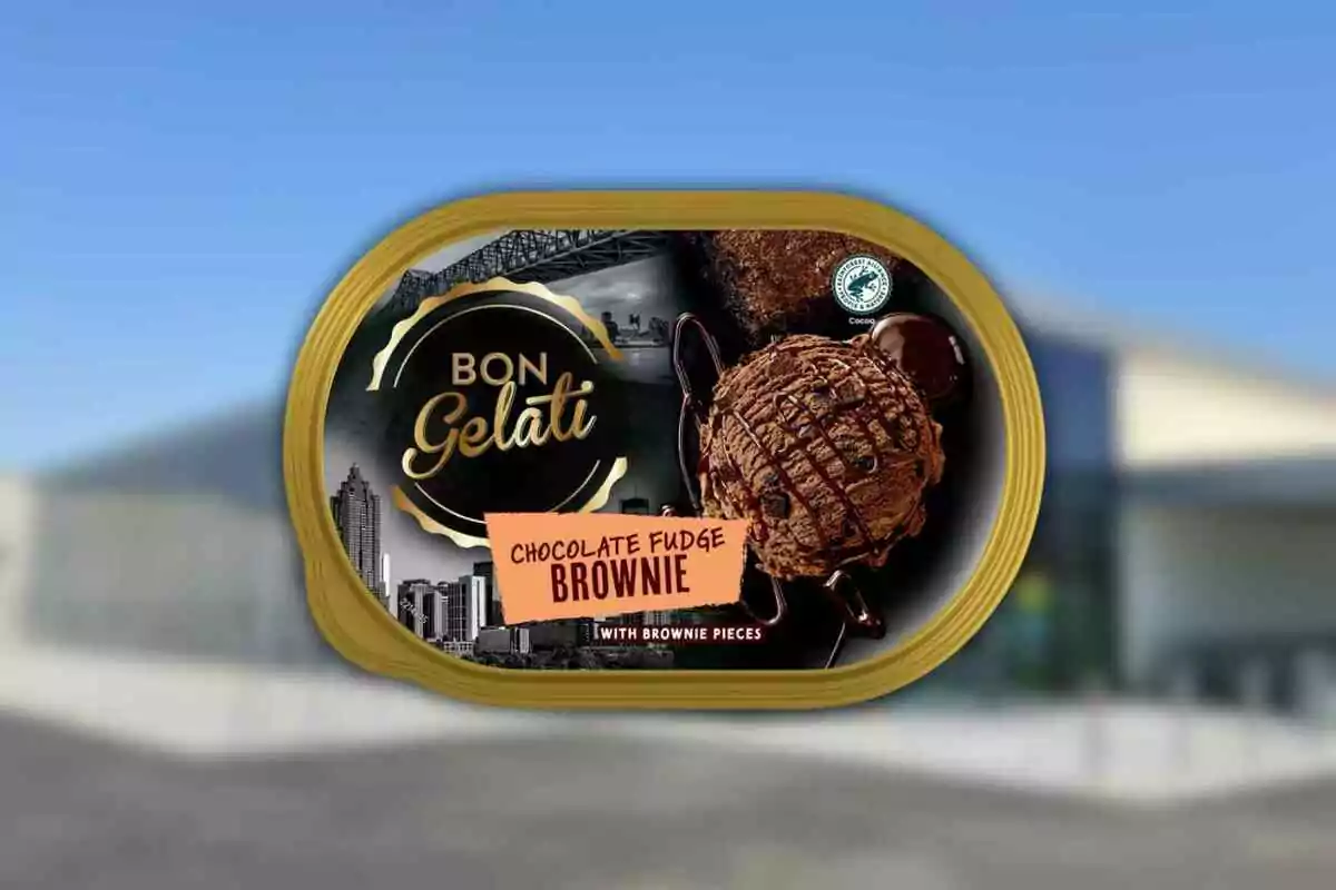 Envàs de gelat Bon Gelati sabor xocolata fudge brownie amb trossos de brownie i decoració de ciutat al fons Envàs de gelat Bon Gelati sabor xocolata fudge brownie amb trossos de brownie i decoració de ciutat al fons