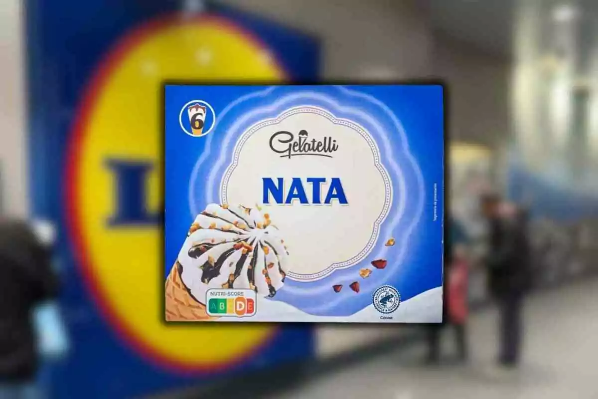 Caixa de gelats de nata de la marca Gelatelli amb fons blau i el logotip de Lidl desenfocat al darrere Caixa de gelats de nata de la marca Gelatelli amb fons blau i el logotip de Lidl desenfocat al darrere