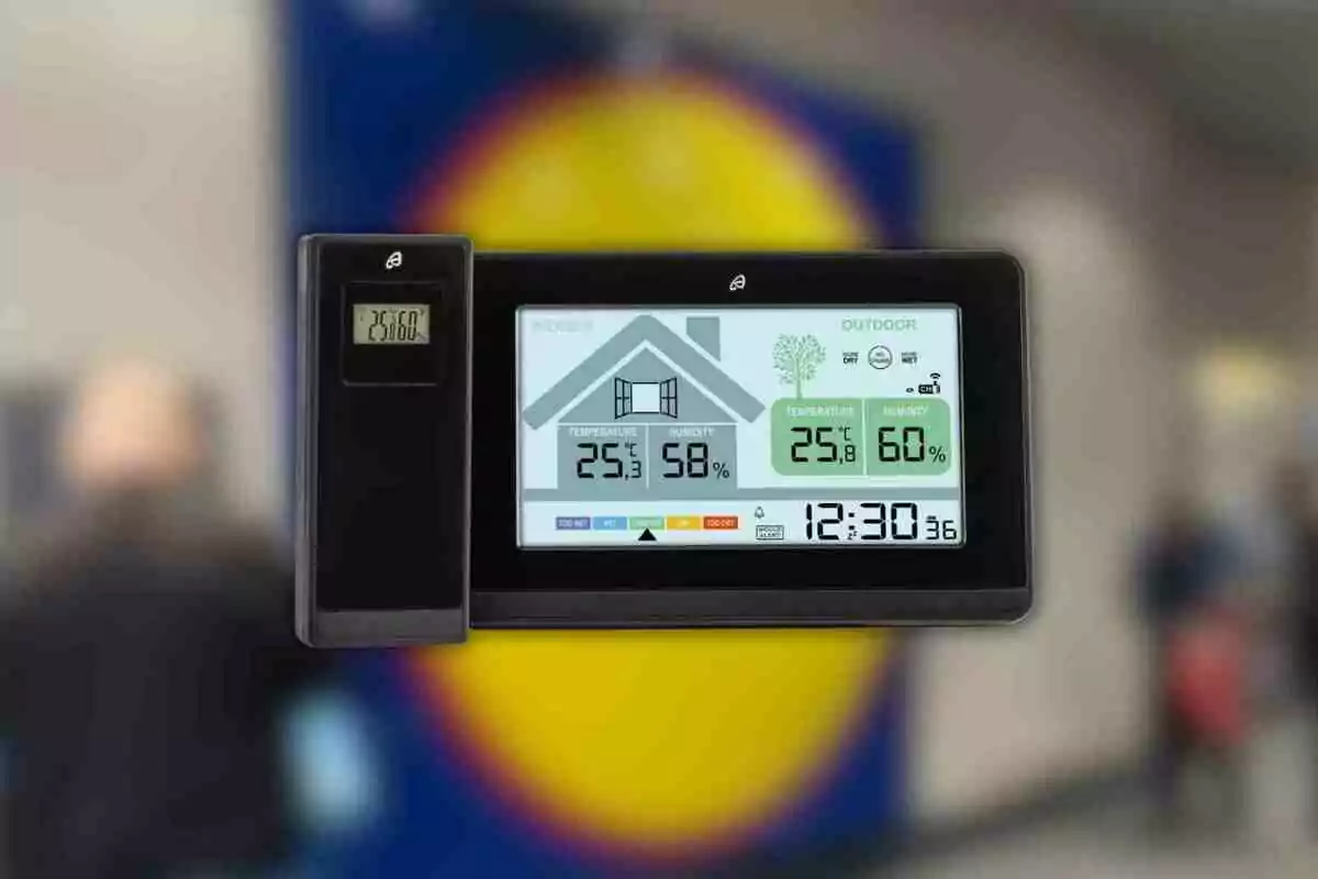 Pantalla digital d’estació meteorològica mostrant la temperatura i la humitat interior i exterior al costat d’un sensor sense fils amb un fons desenfocat