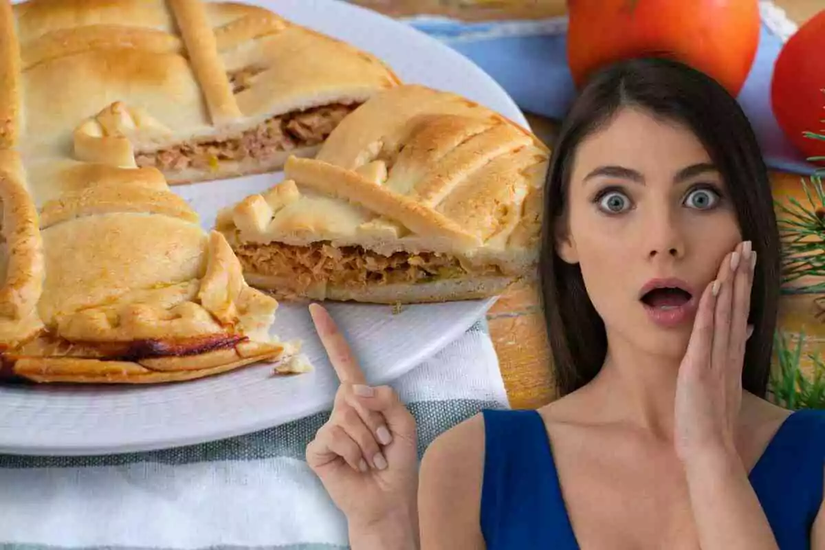 Una dona sorpresa assenyala una empanada oberta que mostra el seu farcit en un plat blanc.