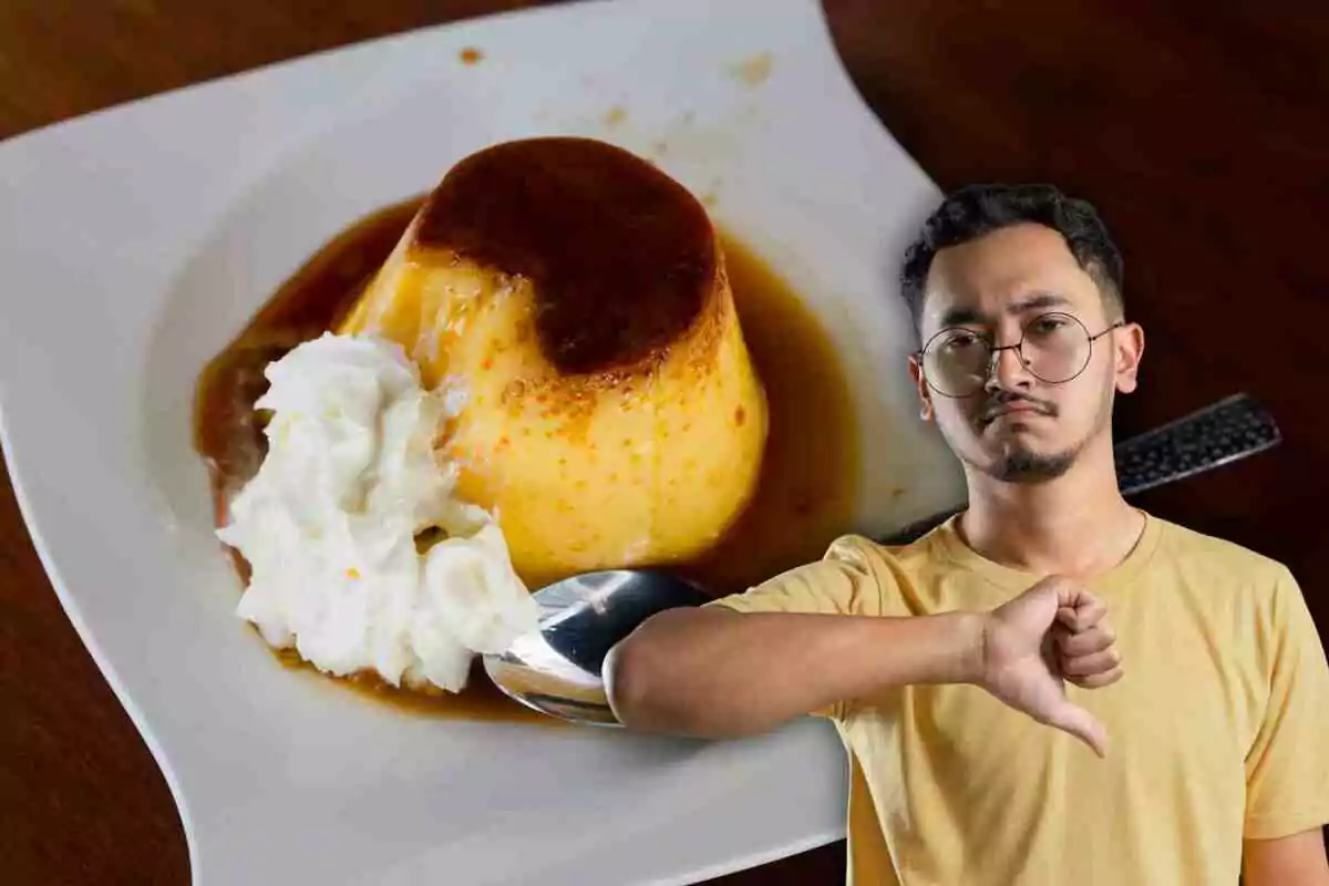 Un flam amb caramel i nata muntada en un plat blanc al costat d'una persona amb expressió de desgrat fent un gest de polze cap avall. Un flam amb caramel i nata muntada en un plat blanc al costat d'una persona amb expressió de desgrat fent un gest de polze cap avall.