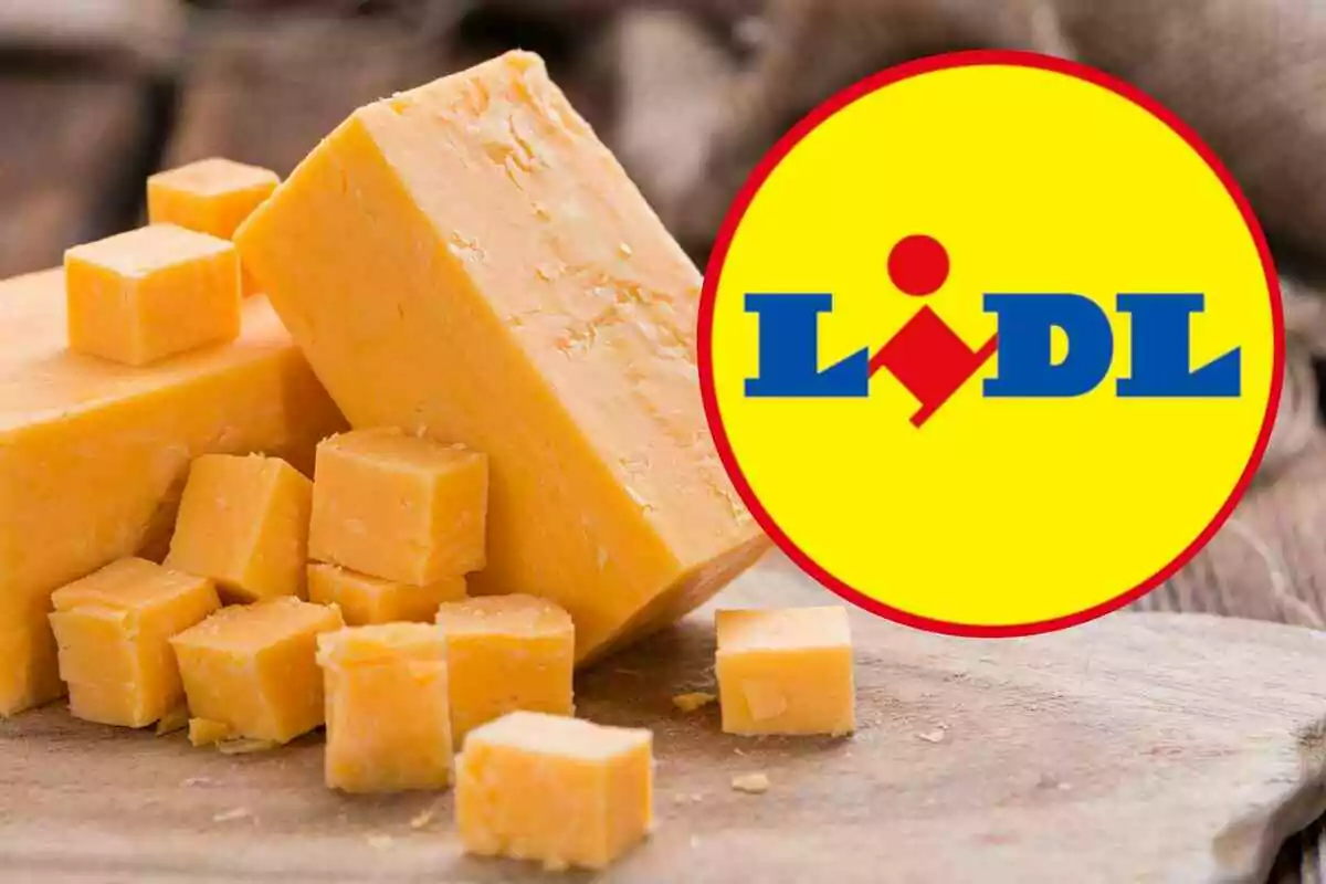 Bloques y cubos de queso amarillo junto al logotipo de Lidl sobre un fondo de madera Bloques y cubos de queso amarillo junto al logotipo de Lidl sobre un fondo de madera