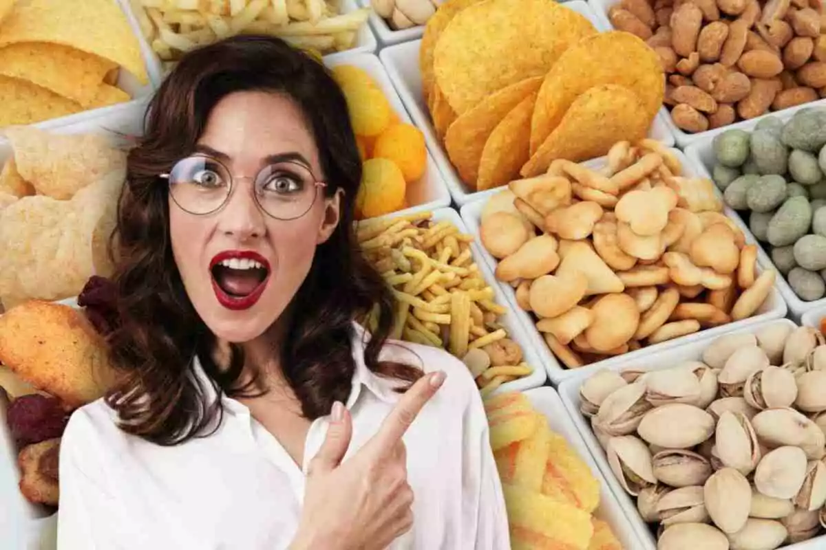 Una dona amb expressió de sorpresa assenyala una varietat de snacks en recipients blancs.