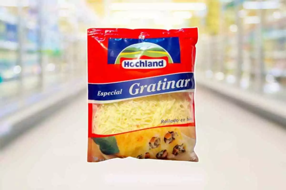 Paquet de formatge ratllat especial per gratinar de la marca Hochland en un passadís de supermercat.