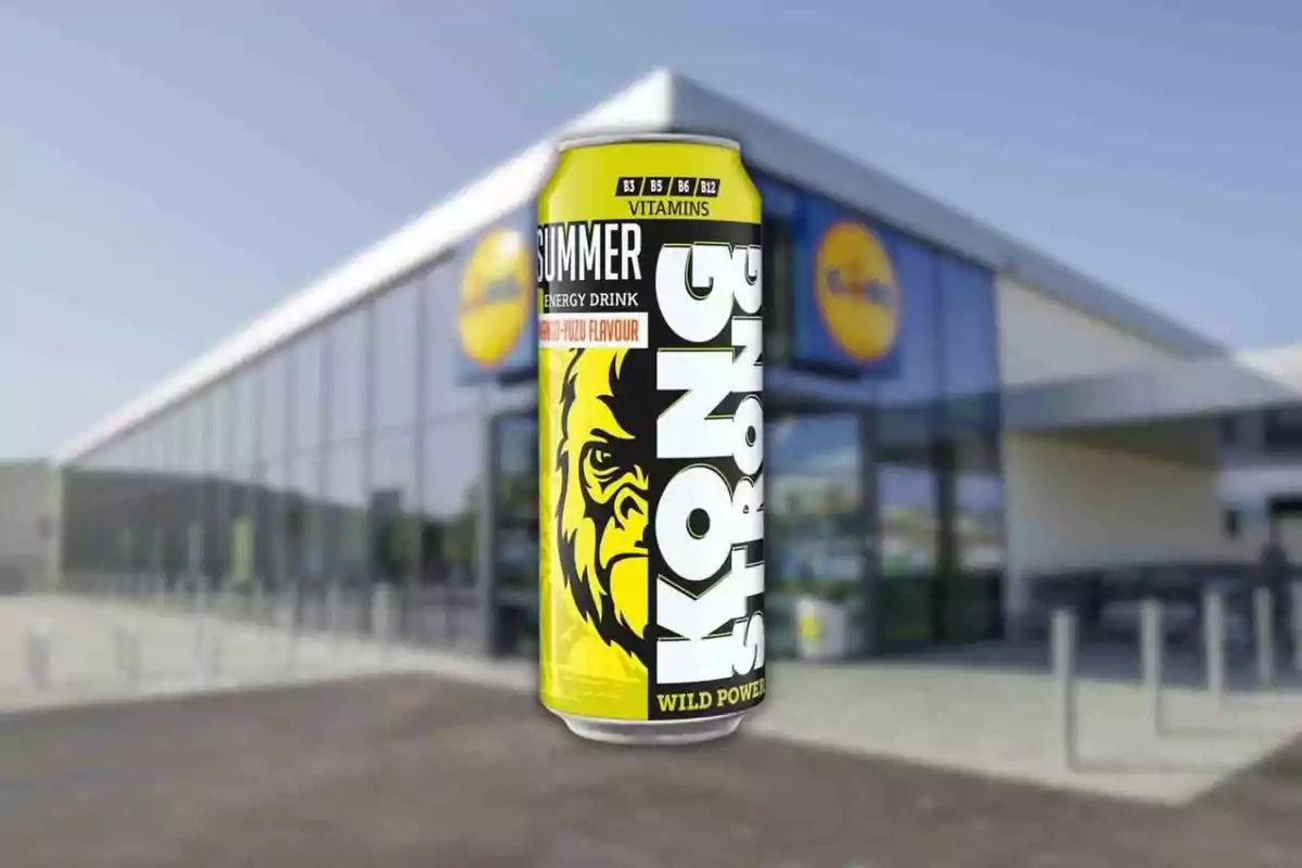 Una lata de bebida energética Kong Strong con diseño de gorila en primer plano frente a un supermercado. Una lata de bebida energética Kong Strong con diseño de gorila en primer plano frente a un supermercado.