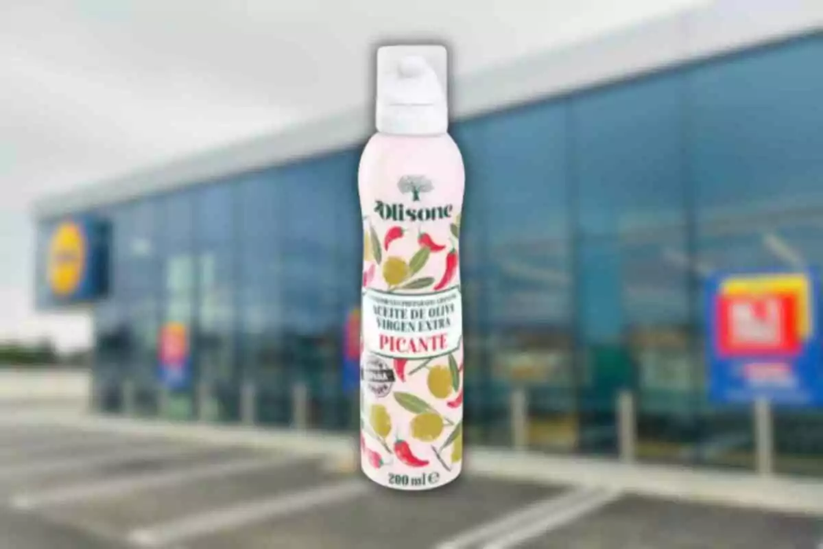 Ampolla d’oli d’oliva verge extra picant de la marca Olisone davant d’una botiga Lidl Ampolla d’oli d’oliva verge extra picant de la marca Olisone davant d’una botiga Lidl