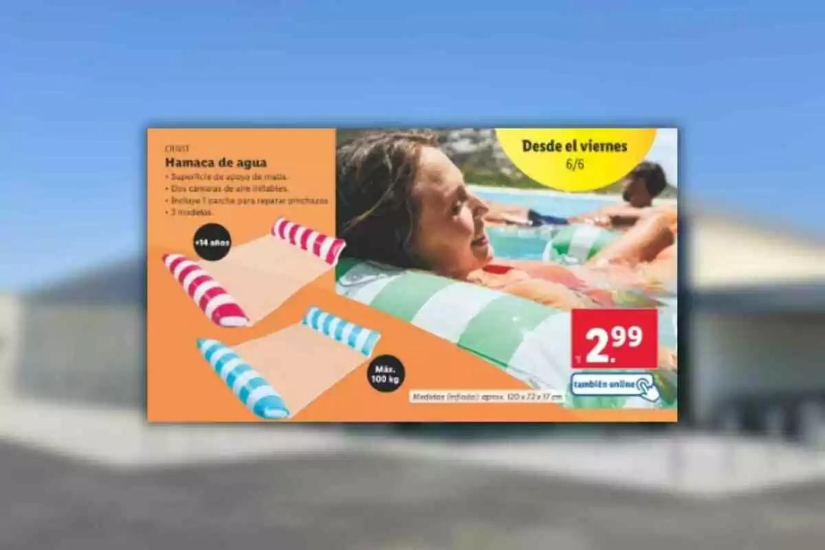 Promoció d’hamaca d’aigua inflable amb imatge d’una persona gaudint a la piscina i detalls del producte i preu en oferta Promoció d’hamaca d’aigua inflable amb imatge d’una persona gaudint a la piscina i detalls del producte i preu en oferta