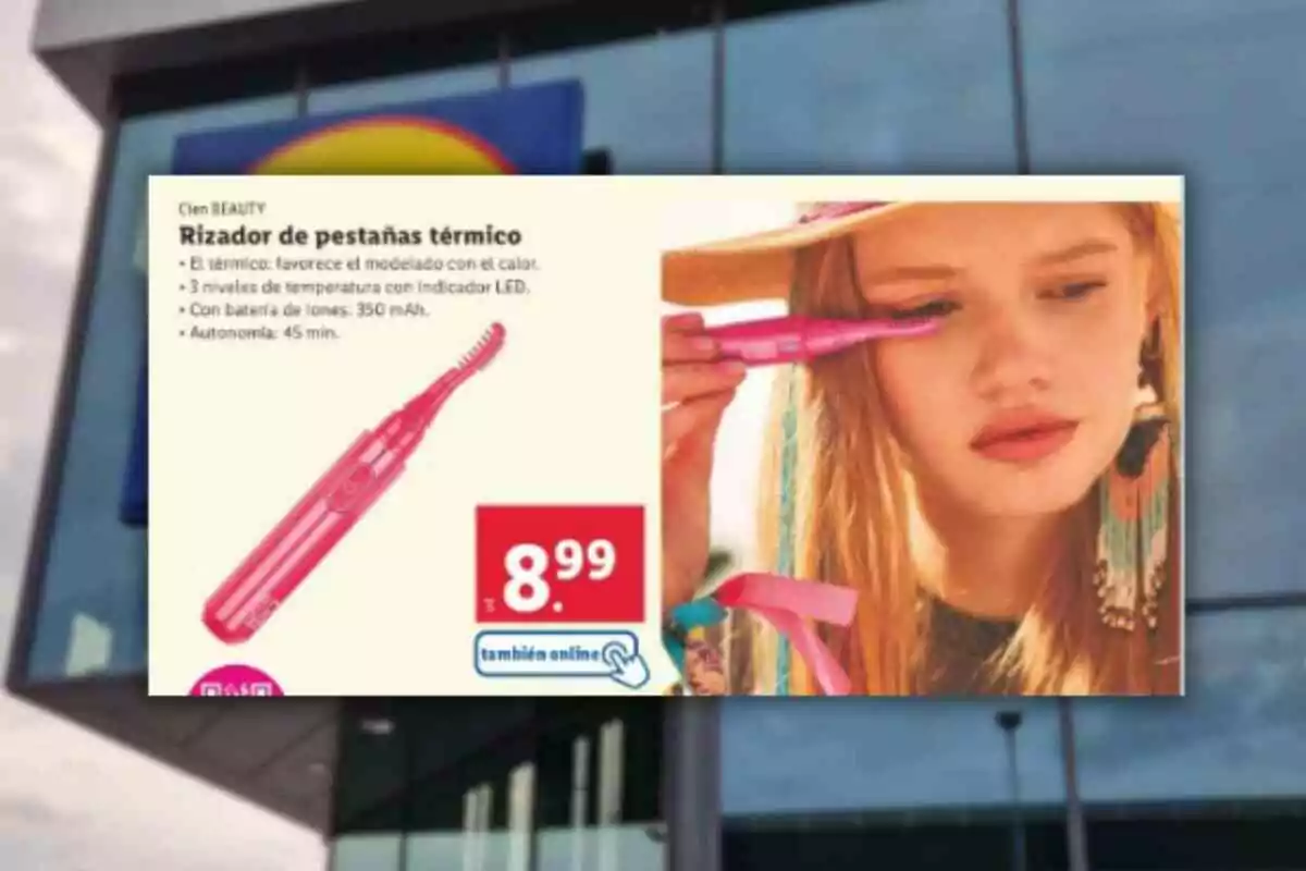 Publicitat d’un arrissador de pestanyes tèrmic de color rosa amb una dona utilitzant-lo i el preu de 8,99 euros Publicitat d’un arrissador de pestanyes tèrmic de color rosa amb una dona utilitzant-lo i el preu de 8,99 euros