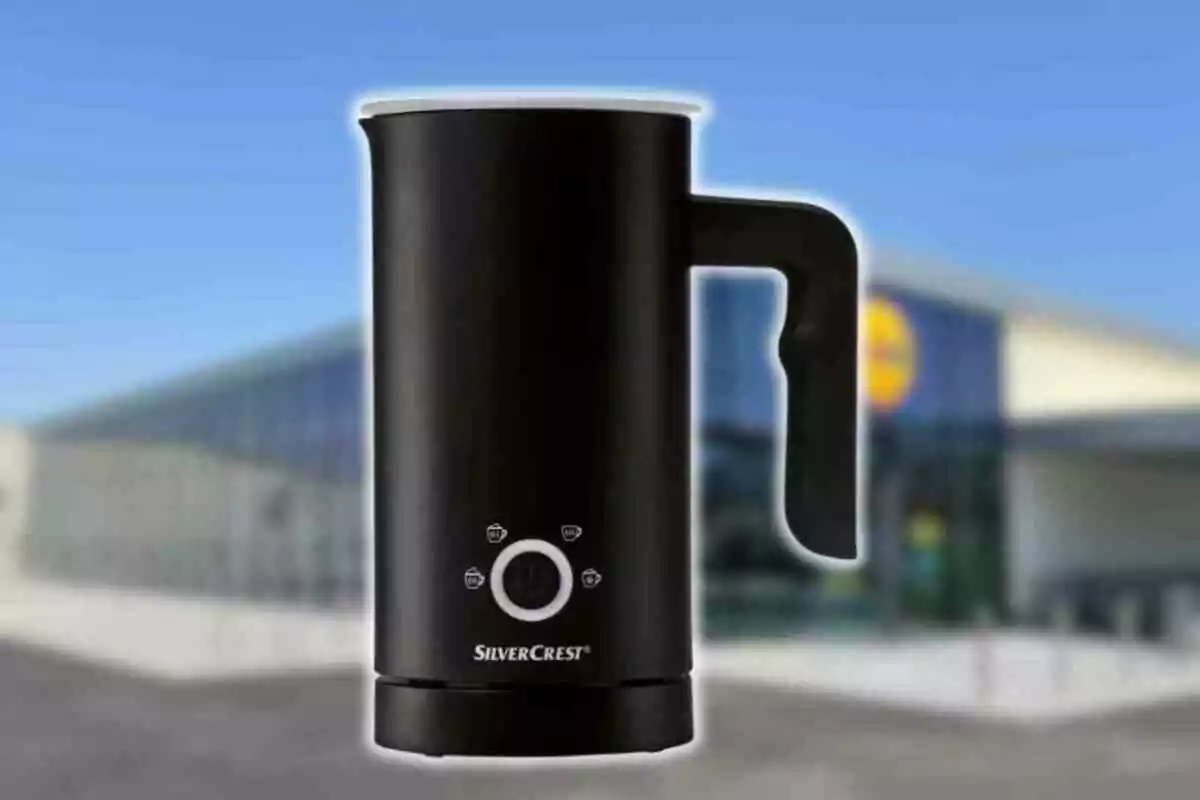 Espumador de leche negro con fondo de tienda de Lidl. Espumador de leche negro con fondo de tienda de Lidl.