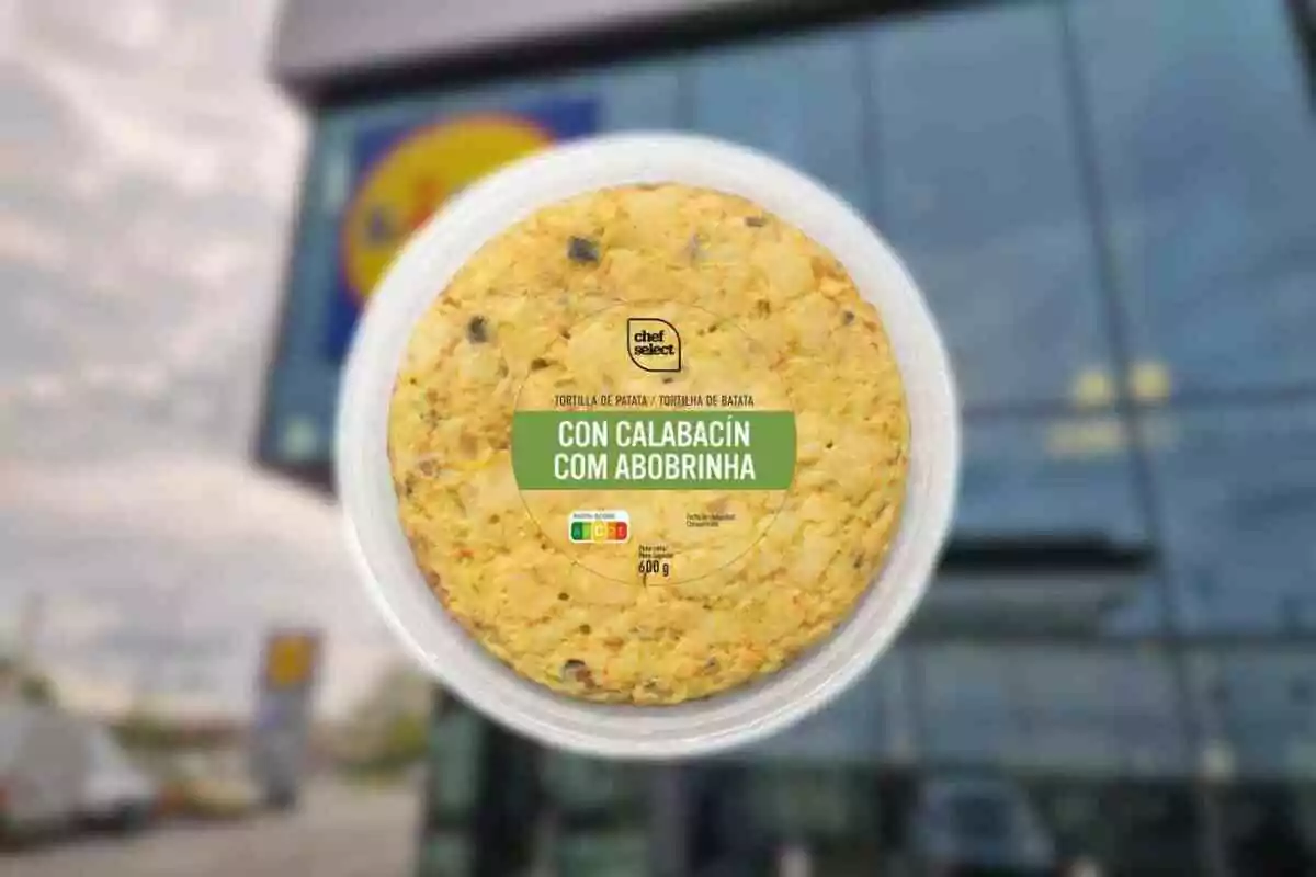 Envàs de truita de patata amb carbassó de la marca Chef Select davant d'un supermercat. Envàs de truita de patata amb carbassó de la marca Chef Select davant d'un supermercat.