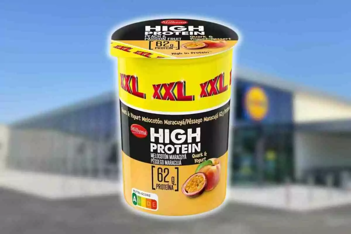 Envàs de iogurt d'alta proteïna sabor préssec i fruita de la passió amb etiqueta XXL i fons de supermercat. Envàs de iogurt d'alta proteïna sabor préssec i fruita de la passió amb etiqueta XXL i fons de supermercat.