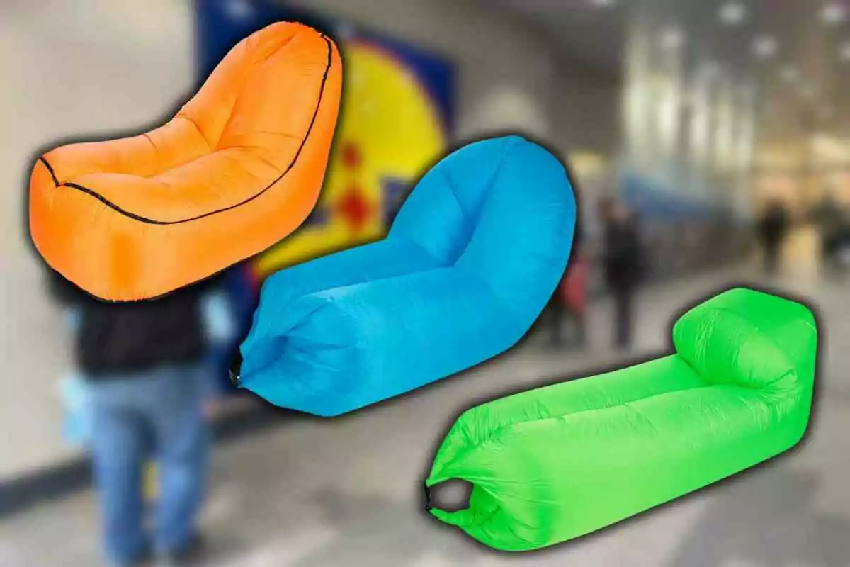 Tres butaques inflables de color taronja, blau i verd flotant davant d’un fons borros d’un supermercat. Tres butaques inflables de color taronja, blau i verd flotant davant d’un fons borros d’un supermercat.