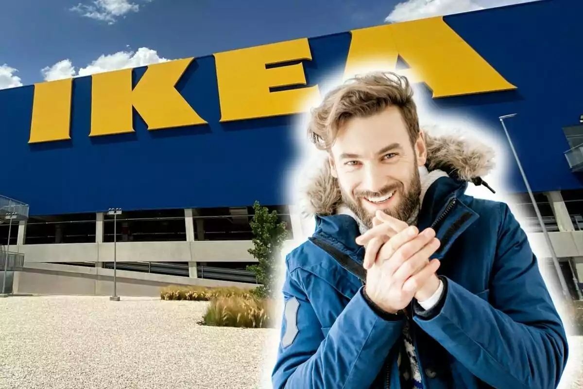 Home somrient amb jaqueta blava davant d'una botiga d'Ikea.