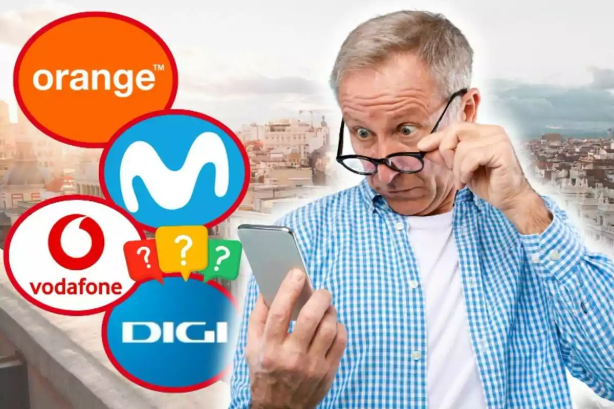 Home gran mirant el telèfon mòbil amb logotips d'operadors de telecomunicacions com Orange, Movistar, Vodafone i Digi al fons.