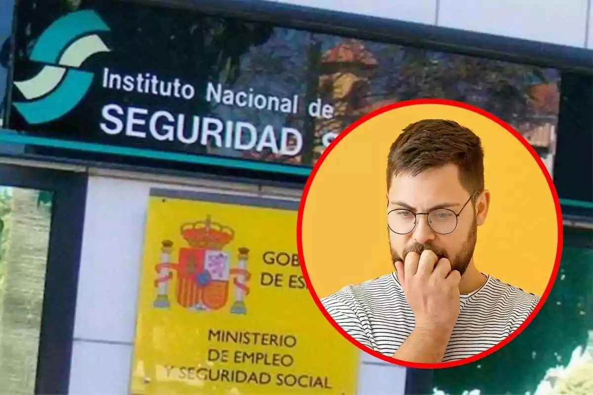 Un home pensatiu amb ulleres i samarreta de ratlles davant d?un edifici de l?Institut Nacional de Seguretat Social a Espanya.