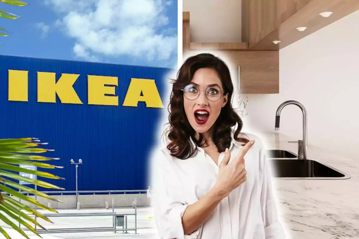 Dona sorpresa assenyalant una cuina moderna amb un cartell d'Ikea al fons.