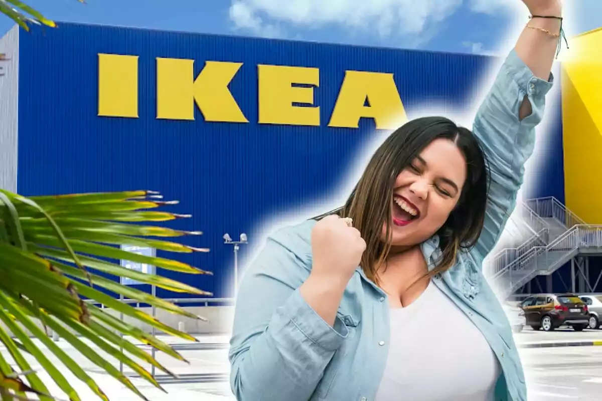 Persona feliç aixecant el braç davant d'una botiga d'Ikea.