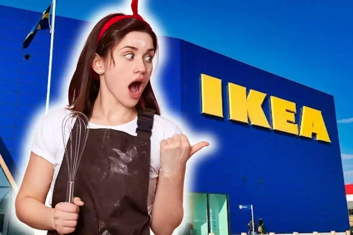 Una dona amb davantal i batedor a la mà sembla sorpresa mentre assenyala un edifici d'Ikea.