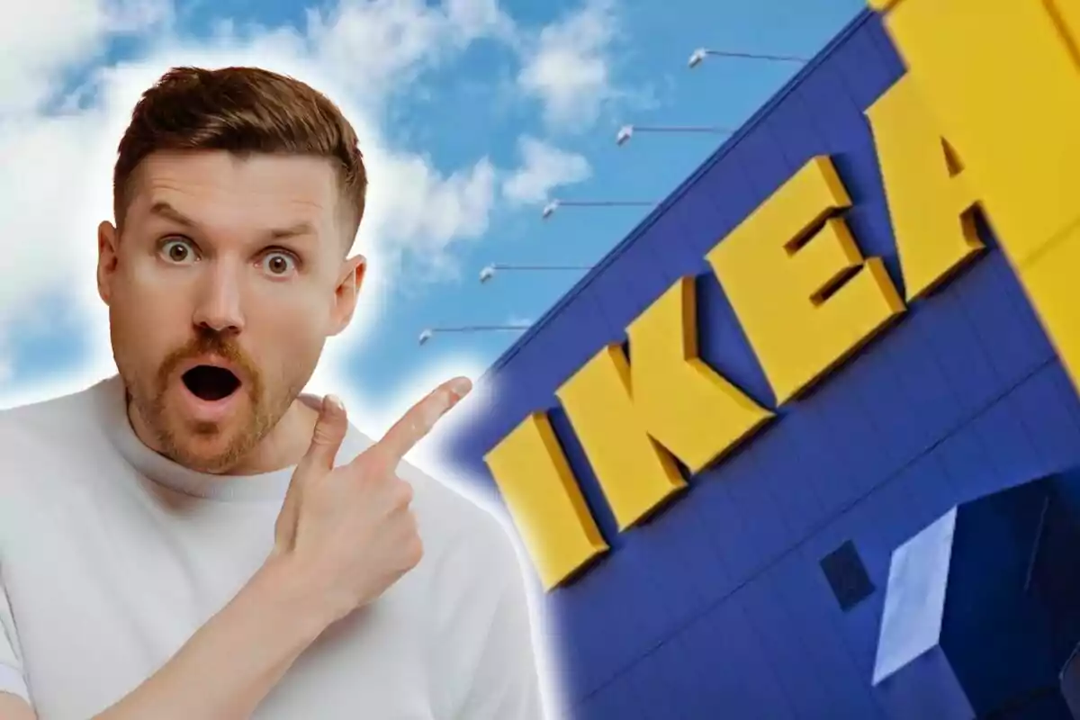 Un home sorprès assenyala cap a un edifici d'Ikea amb el cel blau de fons.