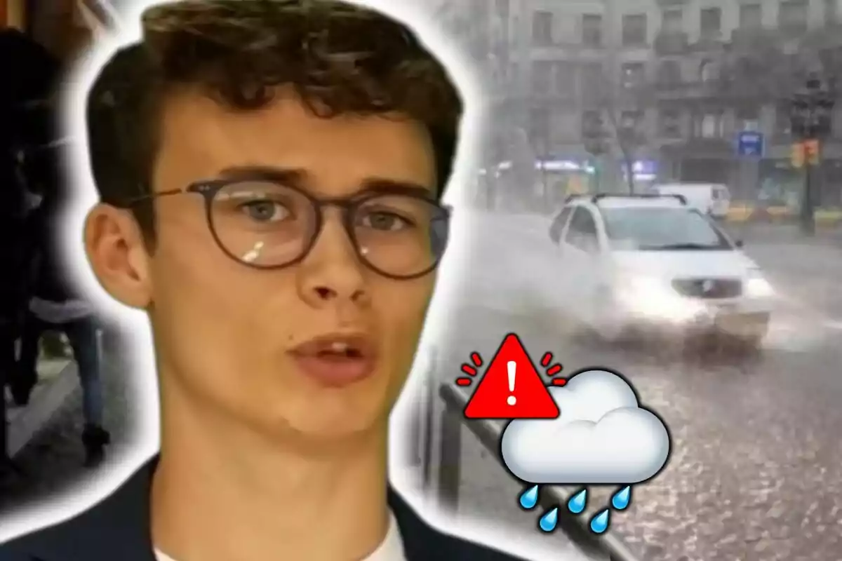 Jorge Rey amb ulleres apareix en primer pla mentre un cotxe circula per un carrer inundat sota la pluja amb una icona d'advertència de temps.