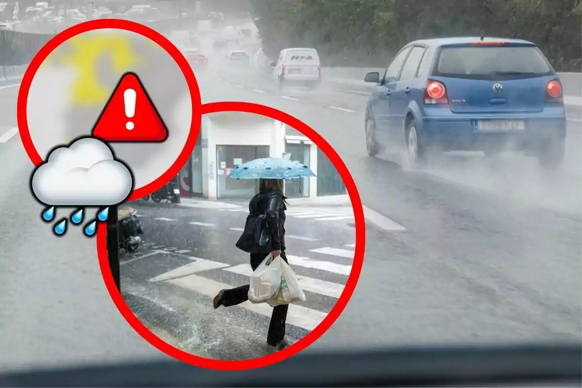 Una carretera mullada per la pluja amb un cotxe blau en moviment i un vianant creuant el carrer sota un paraigua blau, destacant un símbol d'advertiment de perill i una icona de núvol amb pluja.