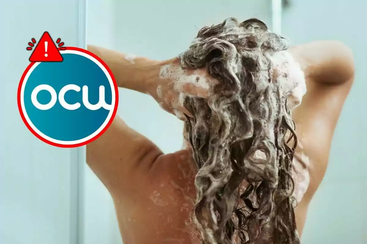 Persona lavándose el cabello con champú espumoso en la ducha junto al logotipo de OCU con un símbolo de advertencia.