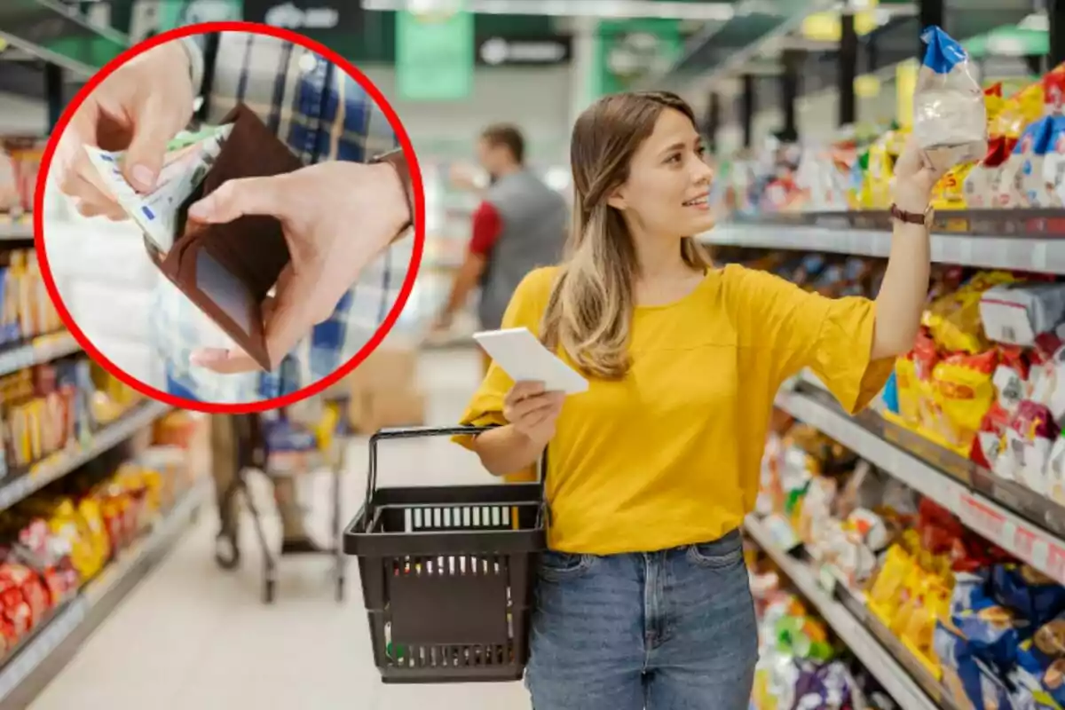 Una dona en un supermercat sosté un producte mentre porta una cistella de compres i una llista, amb un requadre que mostra mans traient diners d?una cartera.