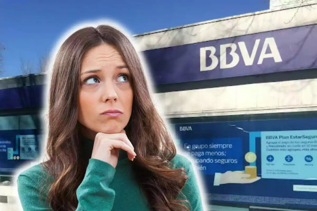 Dona pensativa davant d'una sucursal de BBVA.