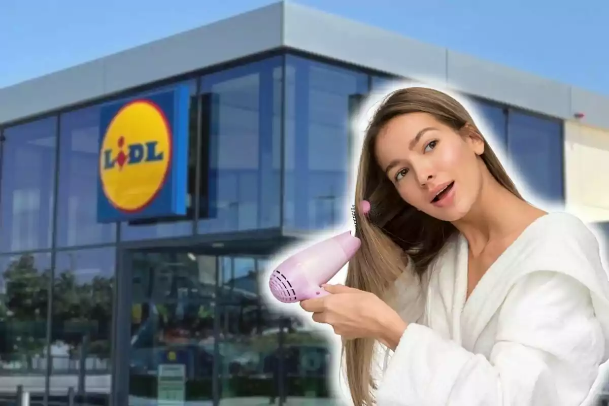 Dona en bata blanca usant un assecador de cabell davant d'una botiga Lidl.