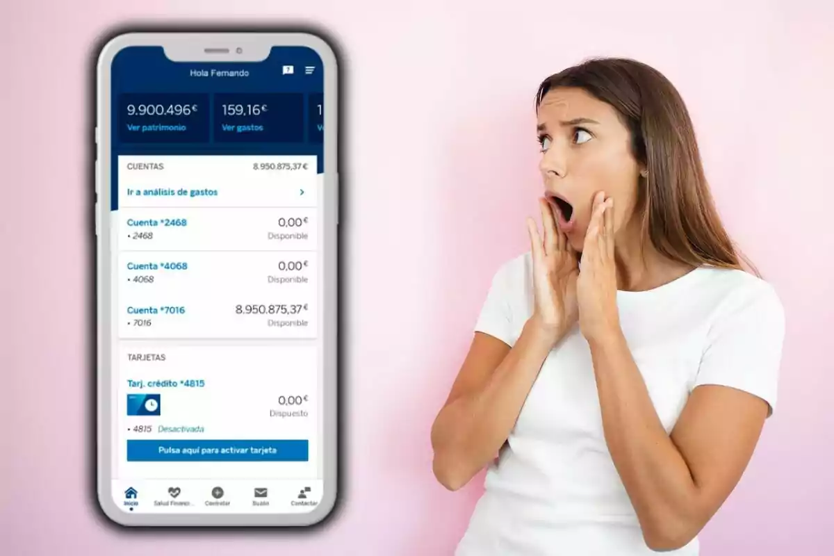 Una mujer con expresión de sorpresa mira la pantalla de un teléfono móvil que muestra una aplicación bancaria del BBVA con un saldo elevado.
