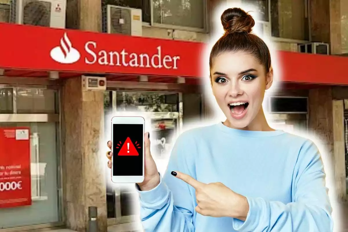 Una mujer sorprendida señala un teléfono con una alerta en la pantalla frente a una sucursal del Banco Santander.