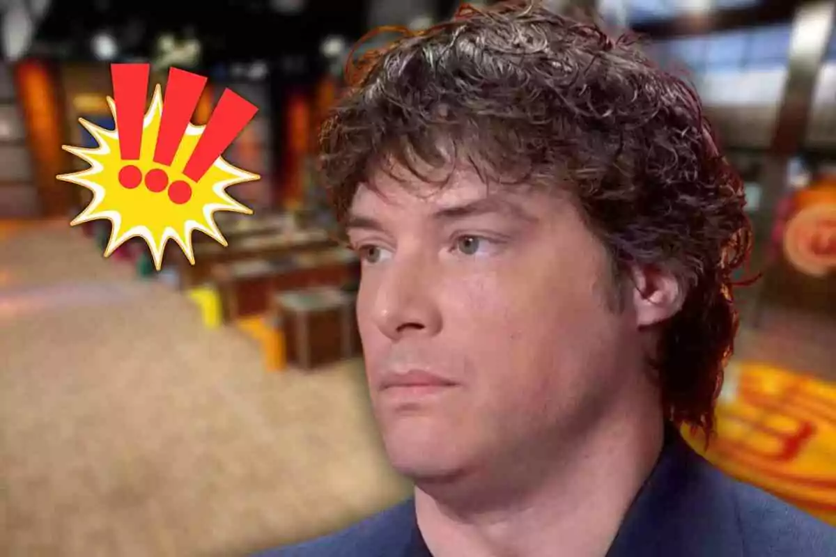 Jordi Cruz amb expressió seriosa en un plató de televisió amb un gràfic de sorpresa amb signes d’exclamació vermells a l’esquerra
