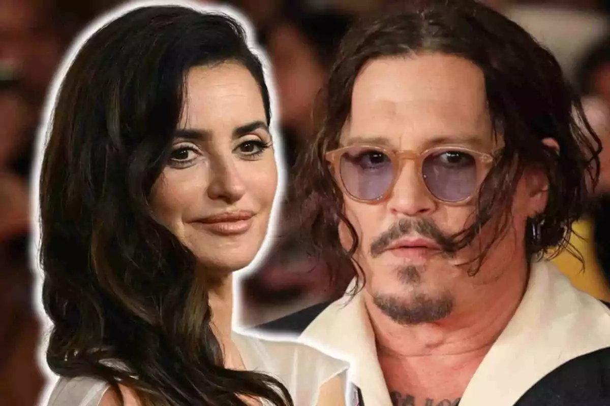 Johnny Depp i Penélope Cruz posen junts en un esdeveniment amb el fons desenfocat i un contorn blanc al voltant de les seves figures.