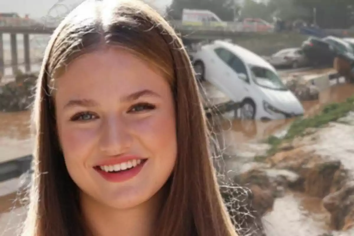 Muntatge de fotos de la princesa Leonor de Borbó somrient amb cabells llargs i laci en primer pla mentre al fons s'observa un cotxe blanc parcialment submergit en aigua.