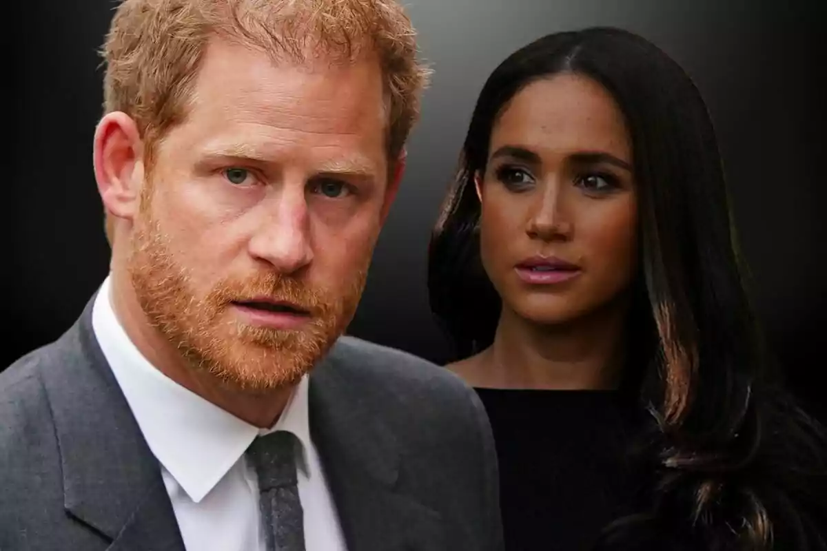 Muntatge de fotos del príncep Harry en primer pla mirant a càmera amb la cara seriosa i al seu costat, Meghan Markle, sobre un fons negre.