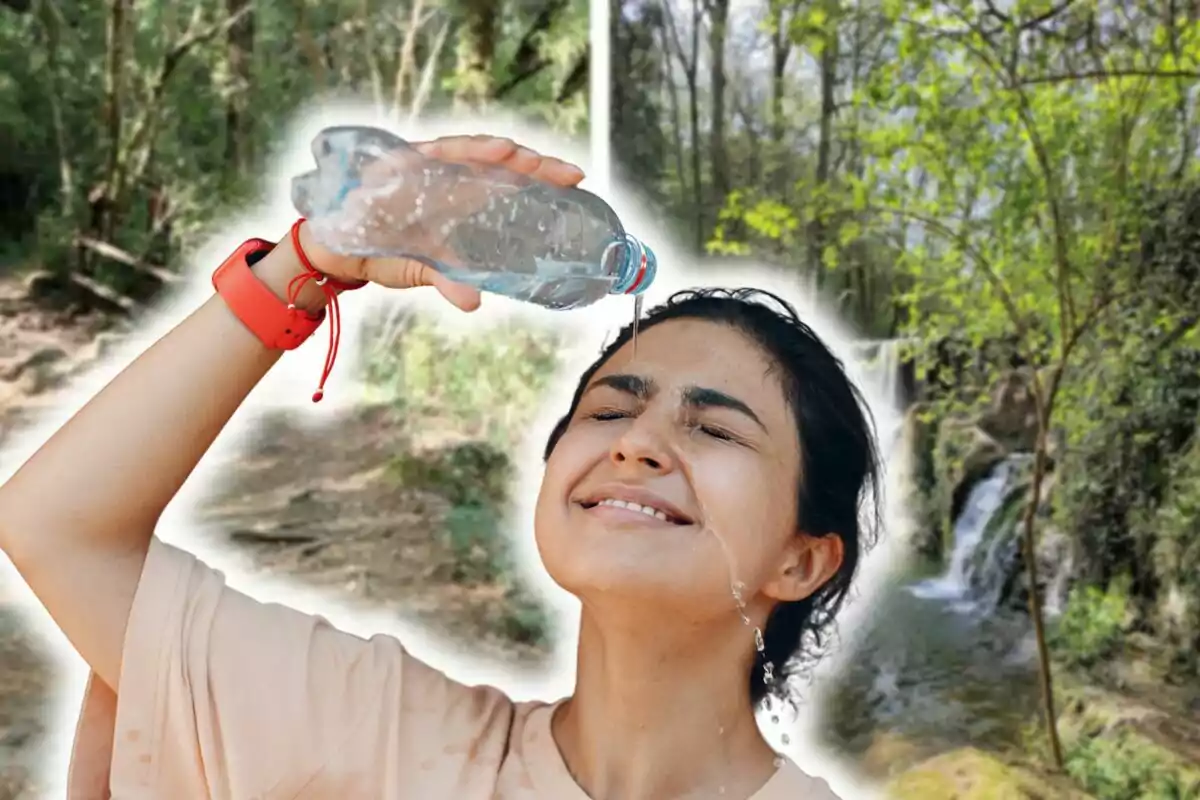 Una persona es refresca amb aigua a la cara mentre gaudeix d'un entorn natural amb arbres i una cascada. Una persona es refresca amb aigua a la cara mentre gaudeix d'un entorn natural amb arbres i una cascada.