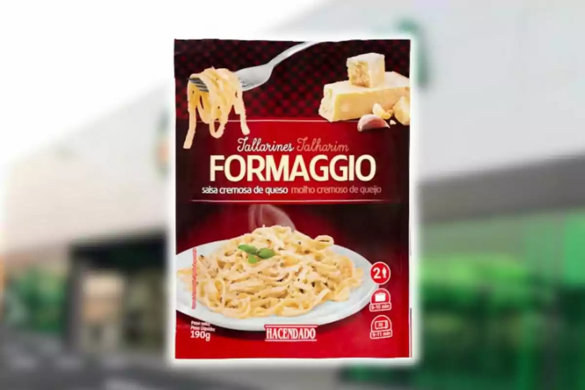 Paquet de tallarines amb salsa cremosa de formatge de la marca Hacendado amb imatge de pasta en un plat i una forquilla aixecant fideus. Paquet de tallarines amb salsa cremosa de formatge de la marca Hacendado amb imatge de pasta en un plat i una forquilla aixecant fideus.