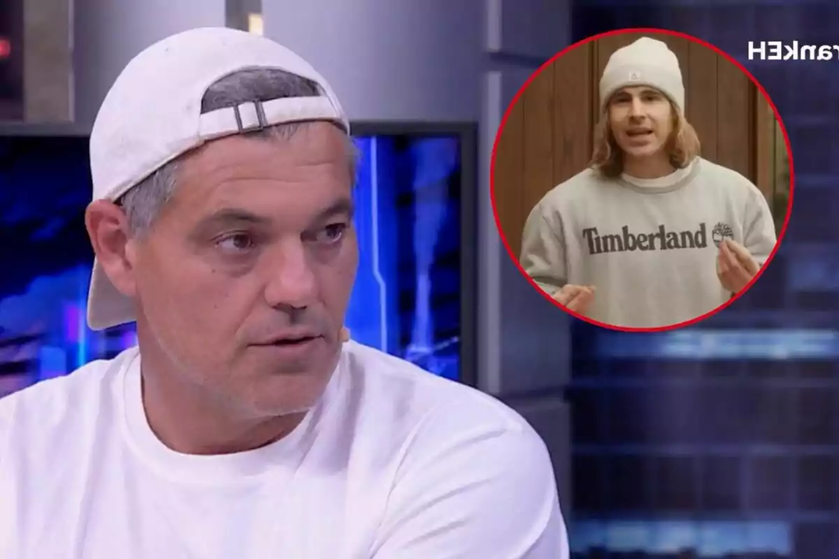 Frank Cuesta amb una gorra blanca al revés i una samarreta blanca està parlant a 'El Hormiguero', mentre que en un cercle vermell a la cantonada superior dreta es mostra Daniel Sancho amb una dessuadora grisa de Timberland i una gorra blanca.