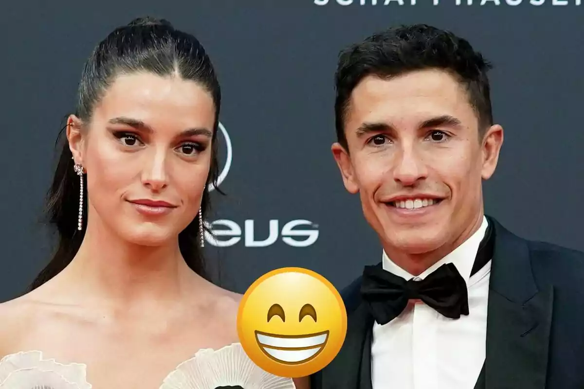 Gemma Pinto i Marc Márquez posant en un esdeveniment formal amb un emoji somrient superposat.