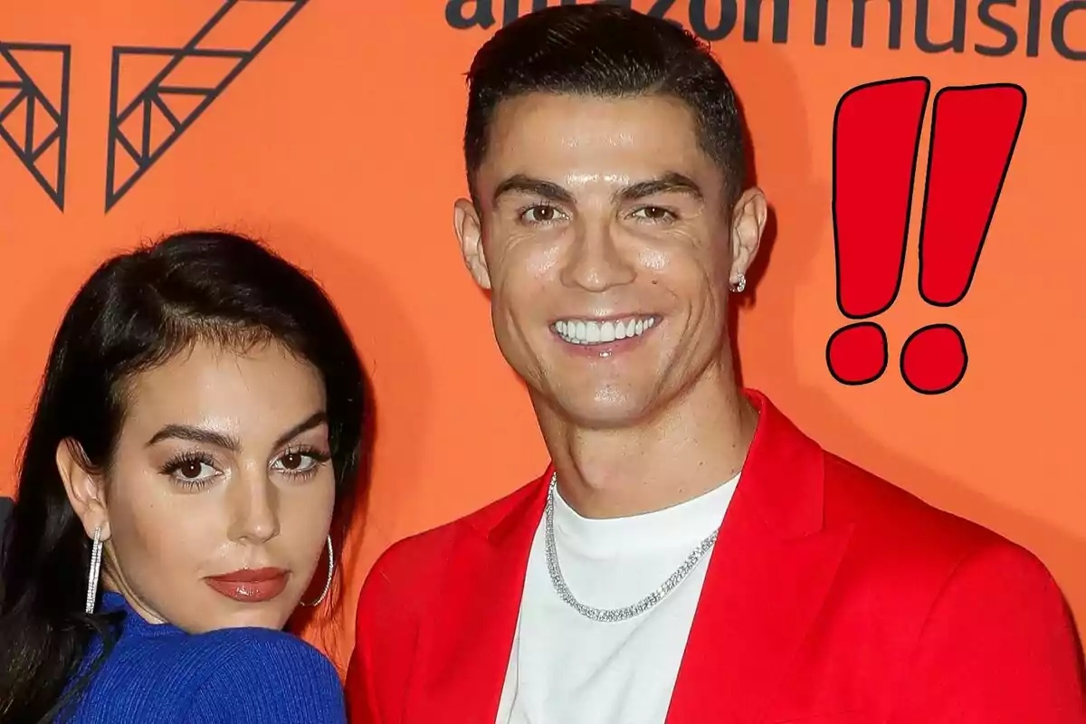 Georgina Rodríguez i Cristiano Ronaldo posen juntes davant d'un fons taronja amb un disseny geomètric i el text "amazon music" a la part superior.