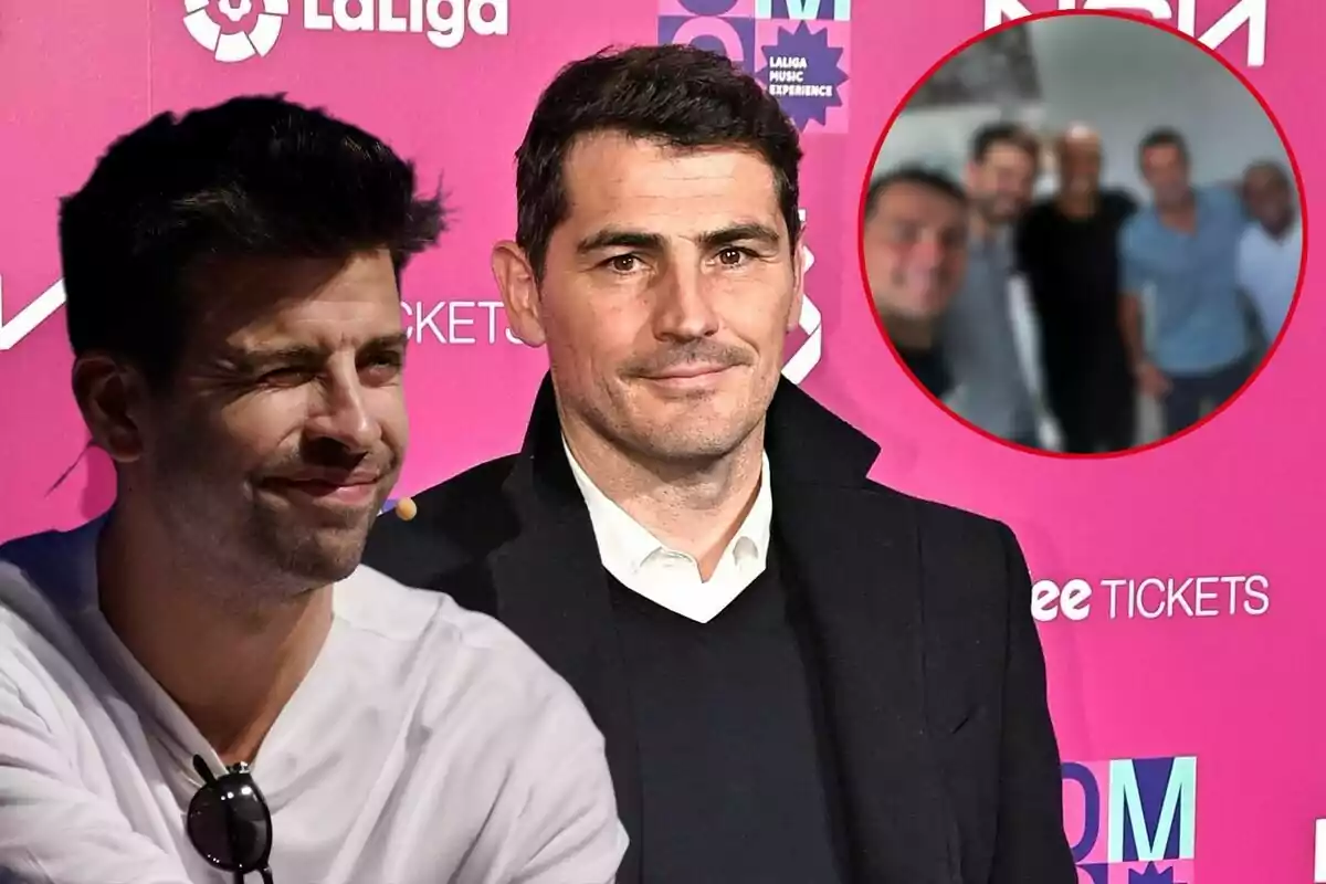 Gerard Piqué i Íker Casillas posen davant d'un fons rosa amb logotips de LaLiga, un somriu mentre l'altre mira a la càmera; a la cantonada superior dreta hi ha una imatge borrosa dun grup de persones.