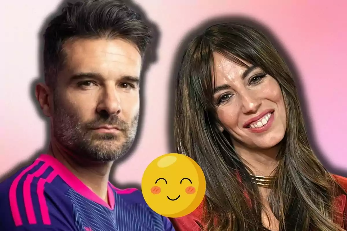 Gerardo Berodia i Almudena Cid posen junts sobre un fons rosat amb un emoticona somrient al centre.