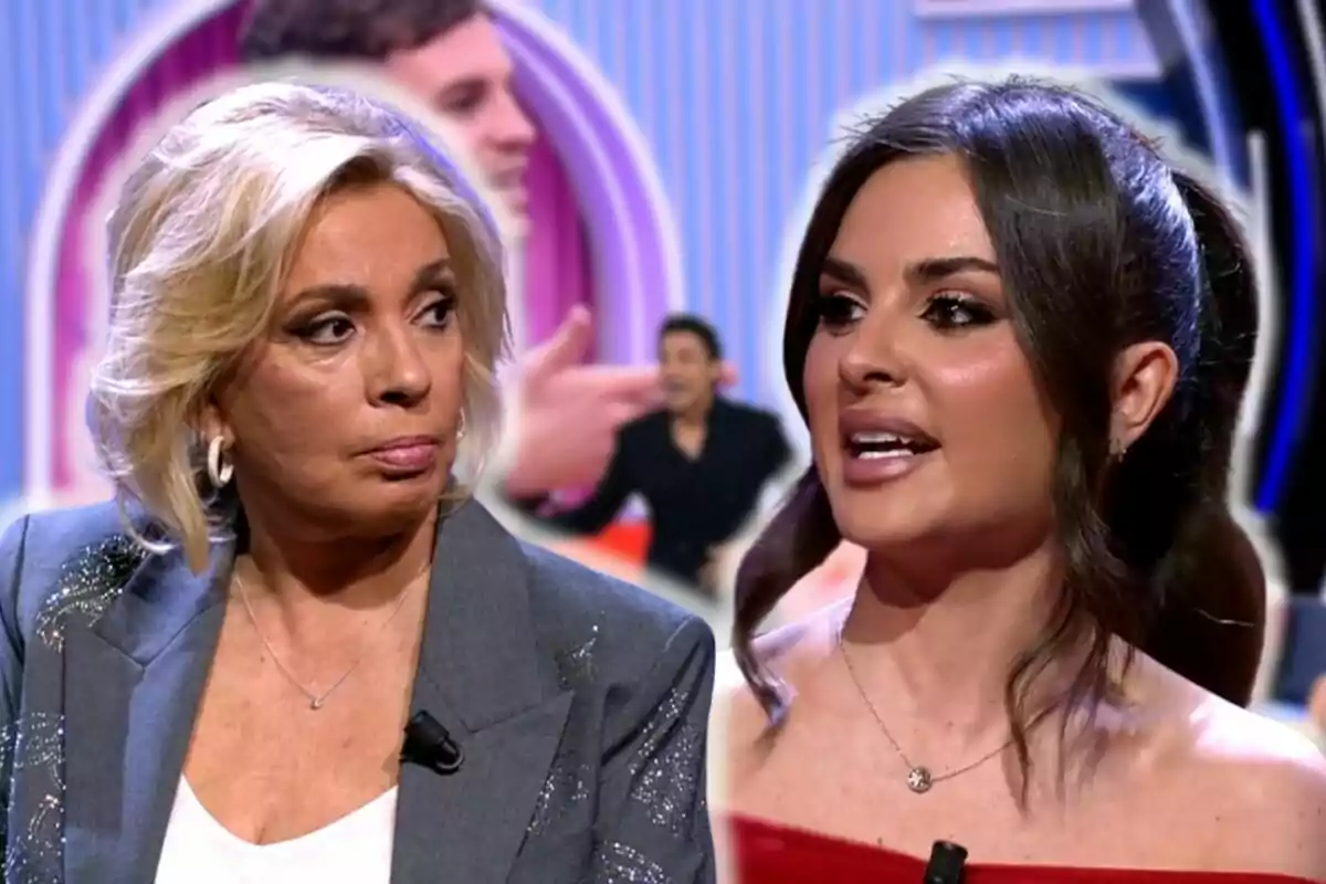 Carmen Borrego i Alexia Rivas estan participant en un programa de televisió, una d'elles porta un vestit gris i l'altra un vestit vermell, mentre conversen en un plató amb un fons acolorit.