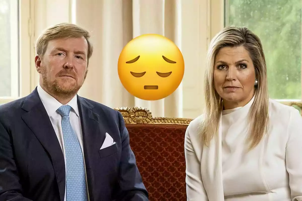 Guillermo i Máxima d’Holanda asseguts en un sofà elegant amb una expressió seriosa i un emoji de gran tristesa entre ells