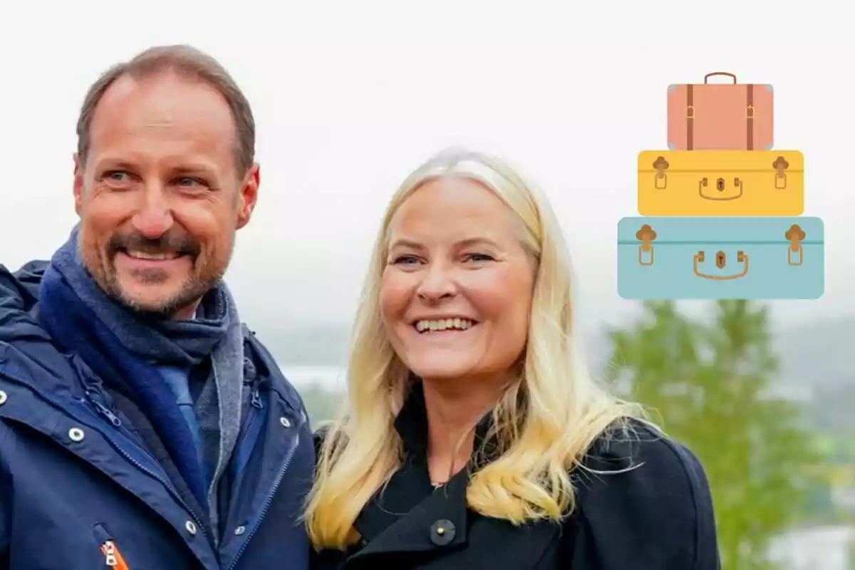 Haakon i Mette-Marit de Noruega somrient a l’aire lliure amb una il·lustració de maletes apilades a la cantonada superior dreta