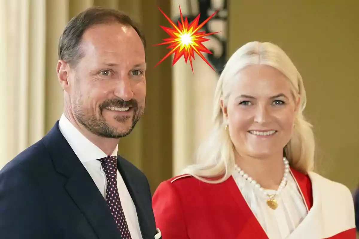 Hakoon i Mette-Marit de Noruega somrient vestida de manera elegant amb un efecte d'explosió gràfica al fons.